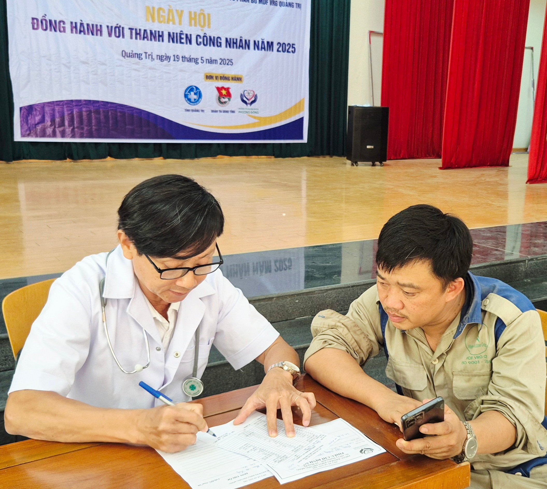 Hơn 100 công nhân lao động được khám bệnh, cấp thuốc miễn phí