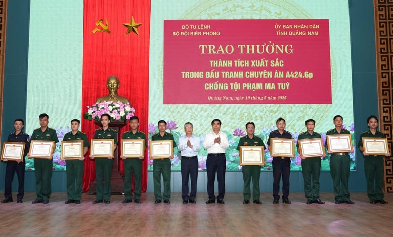 Bắt đối tượng vận chuyển 14,3 kg ma túy: Khen thưởng lực lượng phá án- Ảnh 4.