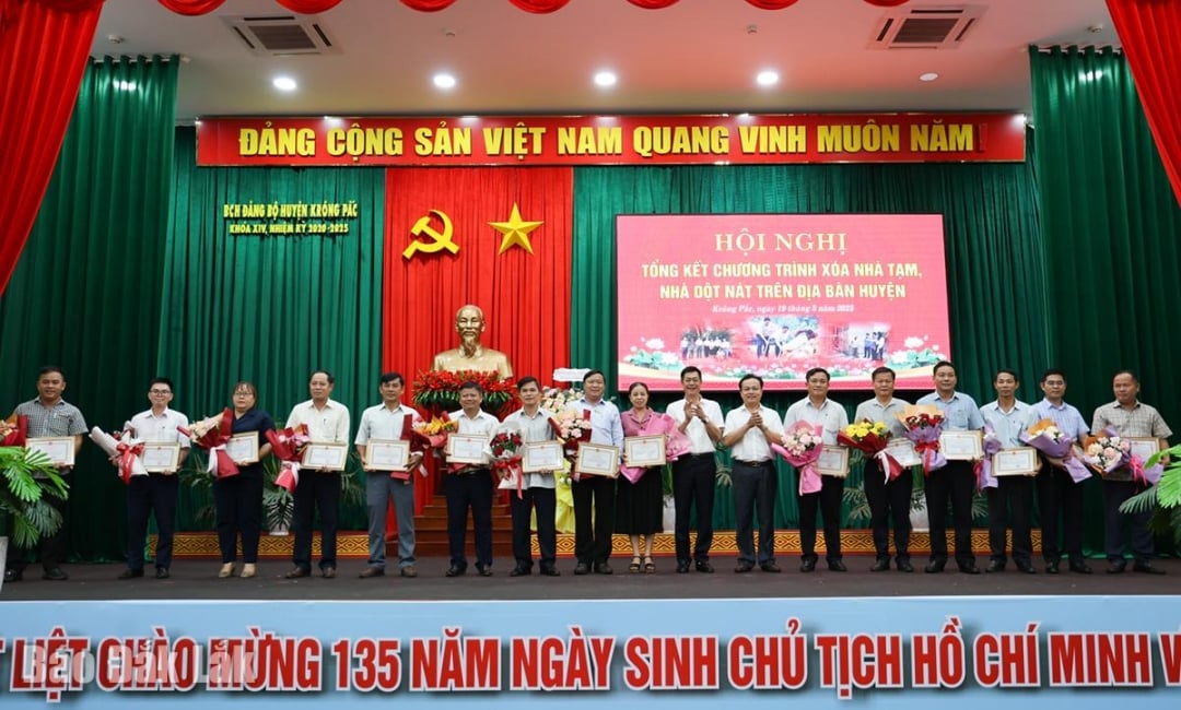 UBND huyện Krông Pắc khen thưởng các tập thể có thành tích xuất sắc trong triển khai thực hiện xóa nhà tạm, nhà dột nát năm 2025.