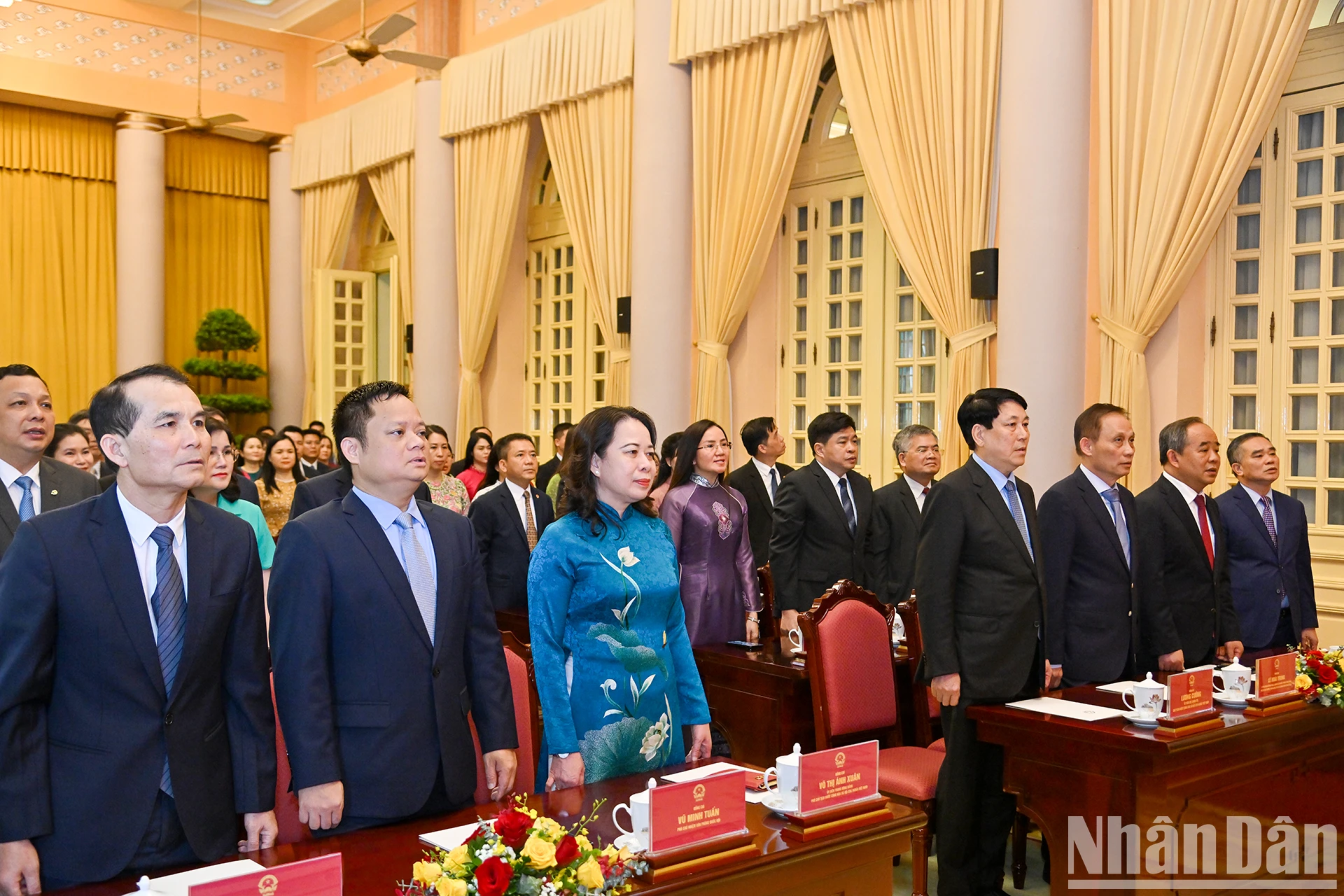 [Ảnh] Chủ tịch nước Lương Cường trao huy hiệu 40 năm tuổi Đảng tặng Chủ nhiệm Văn phòng Chủ tịch nước Lê Khánh Hải ảnh 2