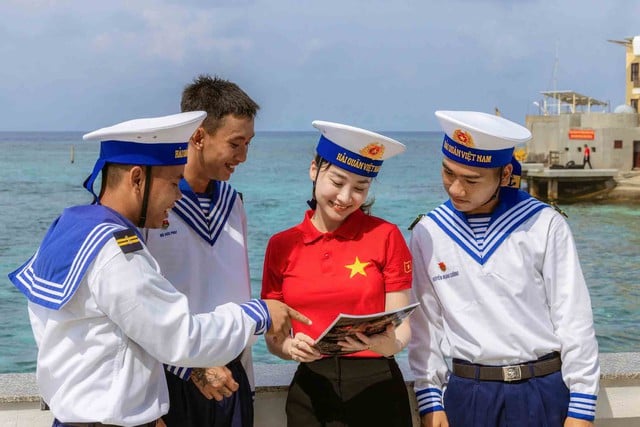 Triển lãm ảnh 'Trường Sa nhớ ơn Bác'- Ảnh 1.