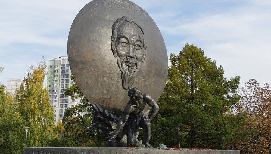 Tượng đài Chủ tịch Hồ Chí Minh được khánh thành ngày 18/5/1990 ở Thủ đô Moscow của nước Nga, nhân kỷ niệm 100 năm ngày sinh của Người. Tượng đài khắc họa chân dung Chủ tịch Hồ Chí Minh đang mỉm cười, cùng hình tượng chàng trai Việt Nam ở tư thế chuẩn bị bật dậy. Phía dưới tượng đài có ghi dòng chữ &quot;Không có gì quý hơn độc lập tự do&quot;. Ảnh: Tripadvisor.