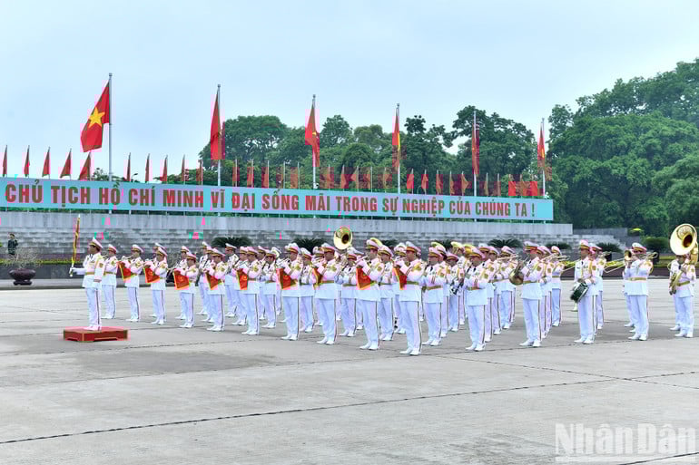 Đoàn Quân nhạc thực hiện nghi thức tại buổi lễ trên Quảng trường Ba Đình.