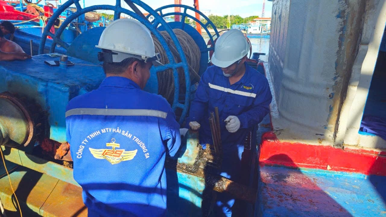 Khắc phục thành công sự cố hệ thống tời lưới cho tàu cá ở đảo Trường Sa