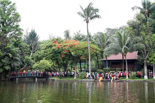 135 năm Ngày sinh Chủ tịch Hồ Chí Minh: đồng bào vào Lăng viếng Bác - Ảnh 10.