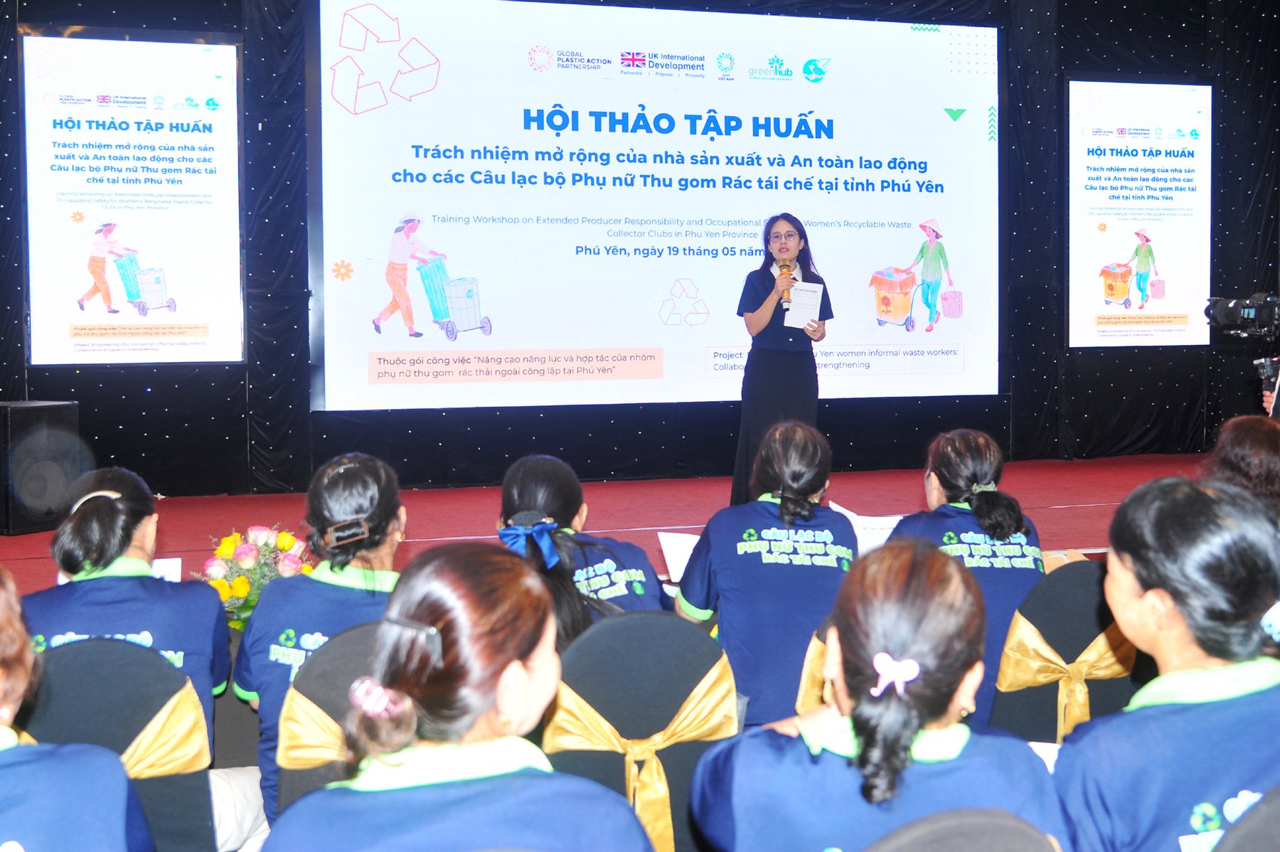Đại diện GreenHub phổ biến kiến thức nhằm nâng cao nhận thức và năng lực của phụ nữ thu gom rác tái chế. Ảnh: ANH NGỌC