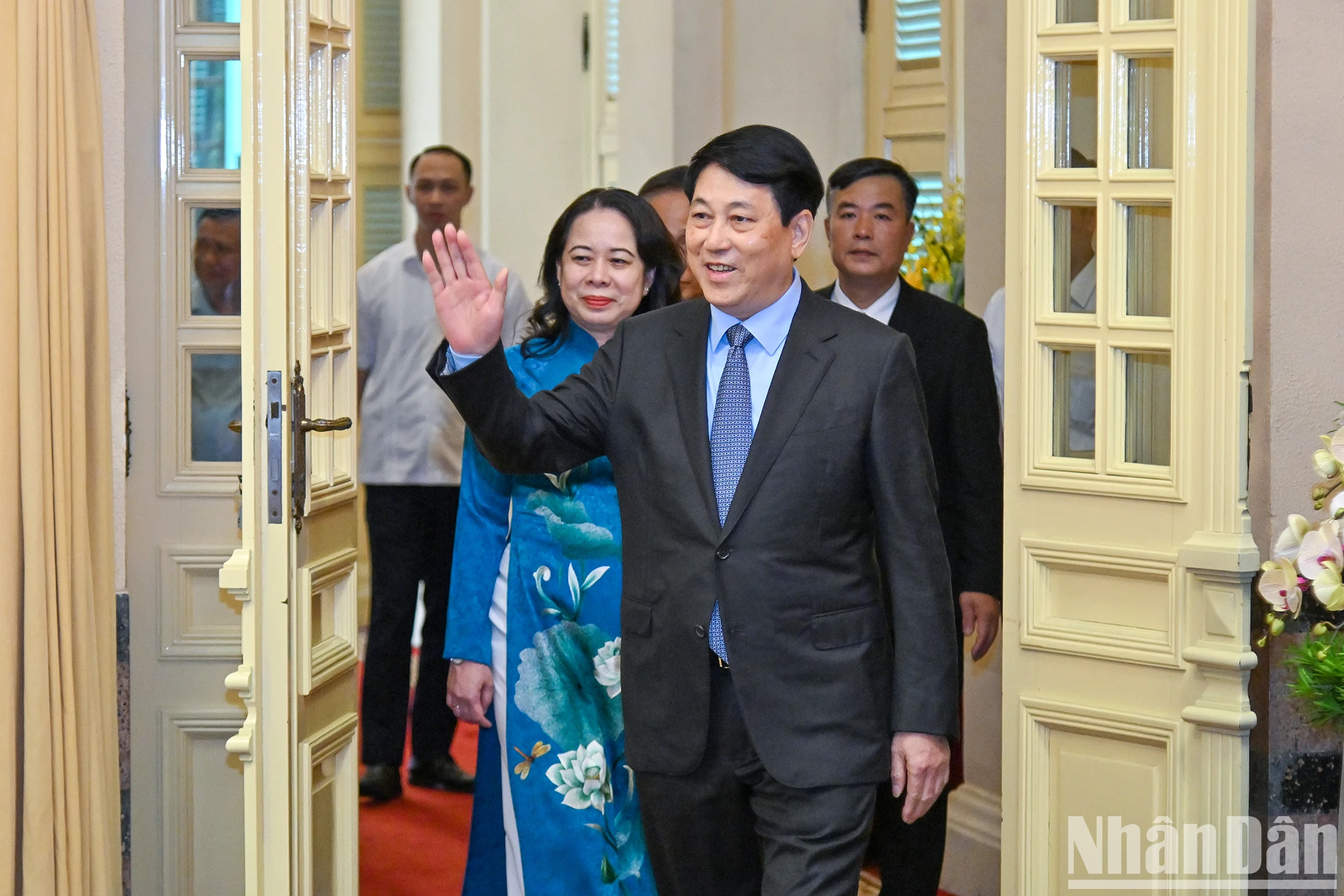 [Ảnh] Chủ tịch nước Lương Cường trao huy hiệu 40 năm tuổi Đảng tặng Chủ nhiệm Văn phòng Chủ tịch nước Lê Khánh Hải ảnh 1