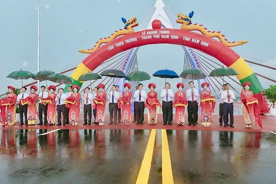 Los delegados cortaron la cinta para inaugurar el puente Thien Truong.