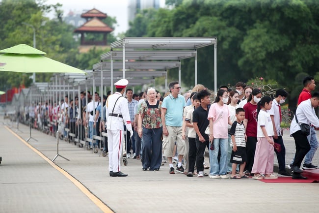 135 năm Ngày sinh Chủ tịch Hồ Chí Minh: đồng bào vào Lăng viếng Bác - Ảnh 5.