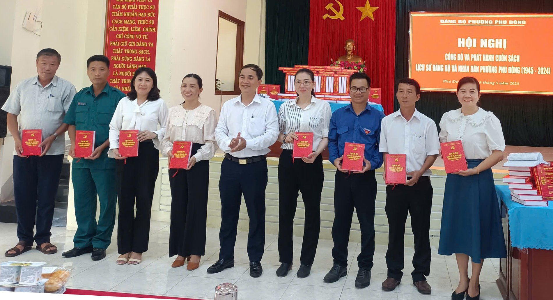 Đại diện Ban Chấp hành Đảng bộ phường Phú Đông trao tặng sách cho các đại biểu về tham dự hội nghị. Ảnh: CTV