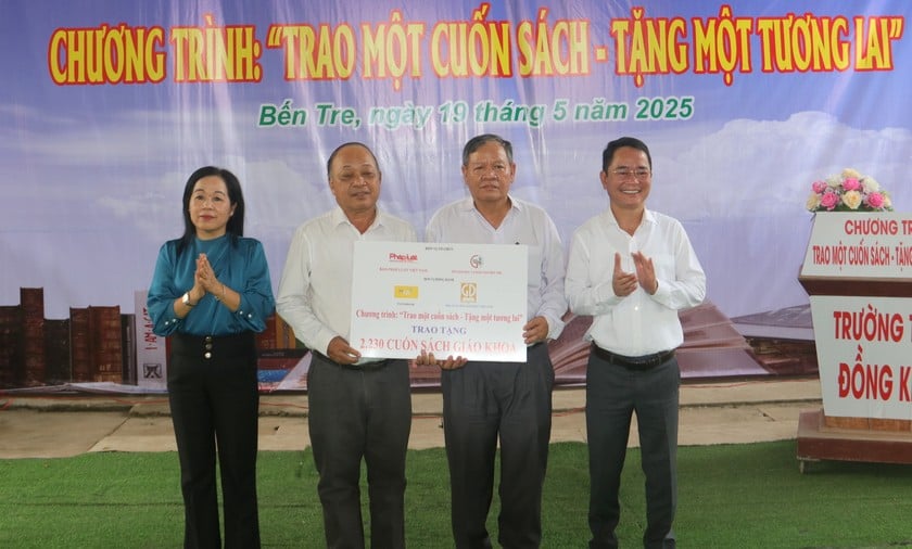 TS. Vũ Hoài Nam - Tổng Biên tập Báo Pháp luật Việt Nam (bìa phải) và bà La Thị Thúy - Giám đốc Sở GD&amp;ĐT tỉnh Bến Tre (bìa trái) trao tặng 2.239 cuốn sách giáo khoa