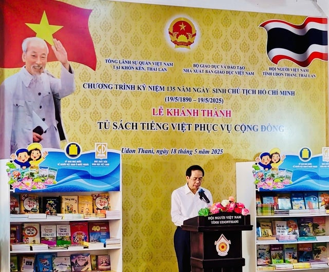 Nhà xuất bản Giáo dục Việt Nam tặng Tủ sách tiếng Việt tại Thái Lan  - Ảnh 2.