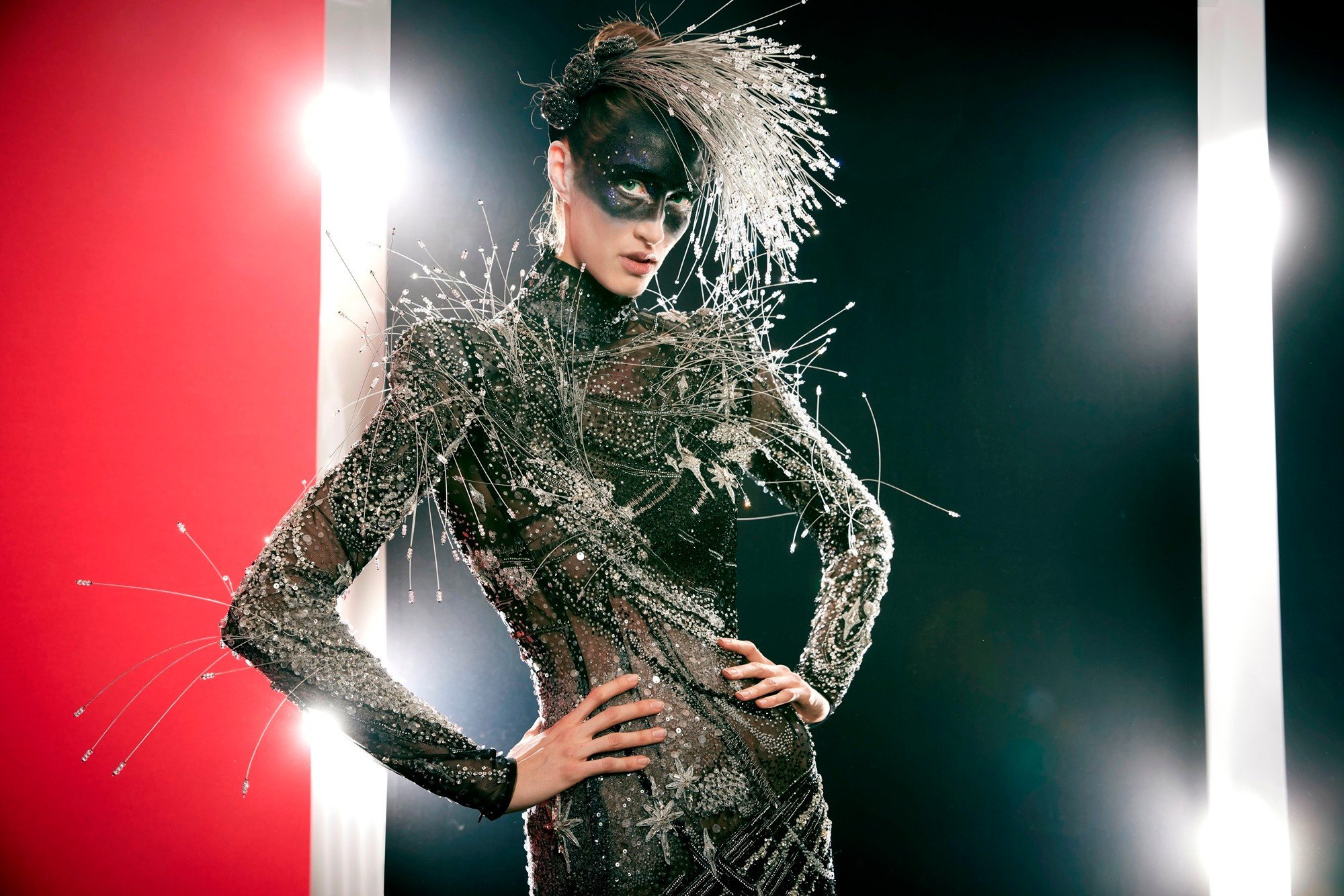 3-bo-suu-tap-first-circus-tuyet-pham-haute-couture-tung-duoc-trinh-dien-tai-theatre-mogador-paris-trong-khuon-kho-tuan-le-thoi-trang-cao-cap-paris-haute-couture-vua-qua-4.jpg