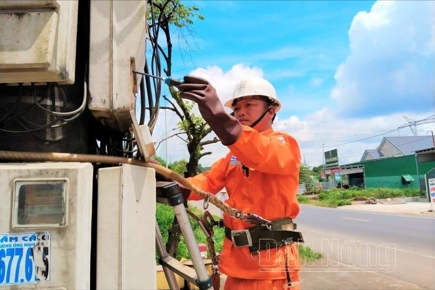 Đối với công tơ bán lẻ điện sinh hoạt, điện năng để tính giá cũ và giá mới được tính theo phương pháp nội suy