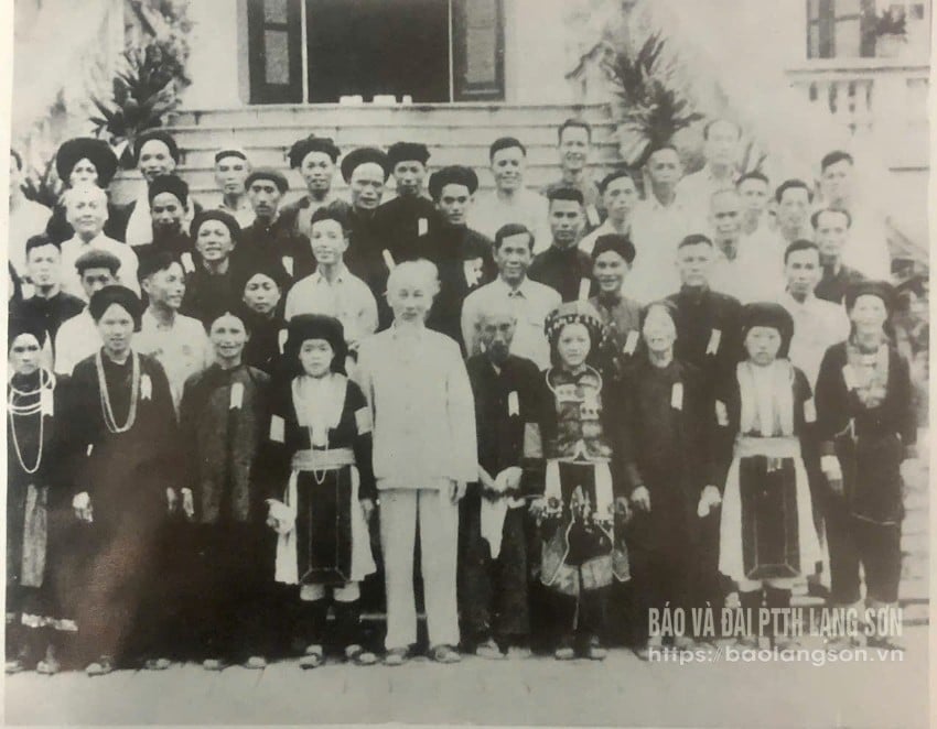 Bà Dương Thị Khách (hàng đầu, ngoài cùng bên phải) và các đại biểu miền núi chụp ảnh lưu niệm với Bác Hồ và đồng chí Lê Duẩn tại Phủ Chủ tịch ngày 15/10/1964 				 Ảnh tư liệu, tác giả bài viết chụp lại
