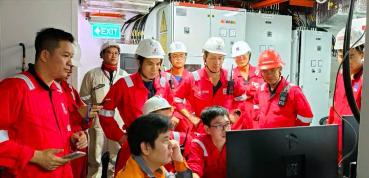 Người lao động tại Phòng điều khiển chờ đón dòng dầu thương mại đầu tiên.