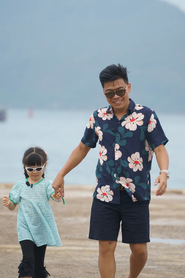 Phan Đinh Tùng, Trung Ruồi cùng các con lần đầu trải nghiệm cuộc sống ngoài đảo- Ảnh 2.