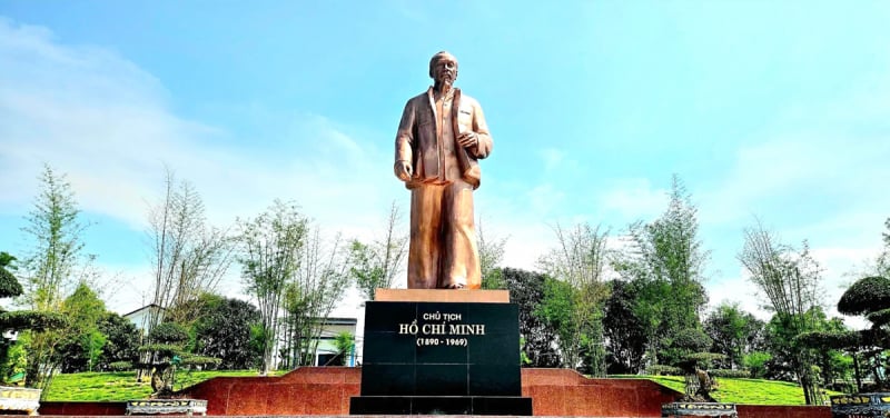 Khám phá nét độc đáo của công trình tượng đài “Bác Hồ về thăm quê” -0