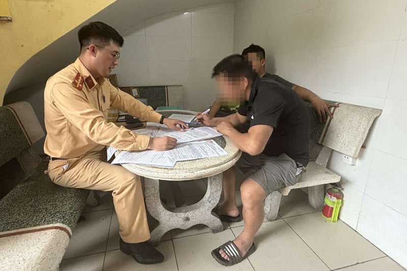 Phạt hơn 40 triệu tài xế và chủ xe làm rơi sắt -0