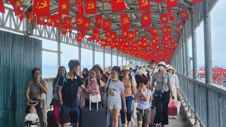 Viếng Bác trên đảo tiền tiêu Cô Tô ảnh 1