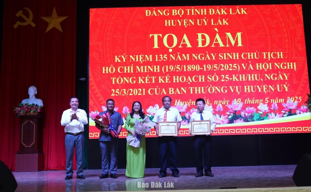 thừa ủy quyền của Ban Thường vụ Tỉnh ủy, Phó Trưởng Ban Tuyên giáo và Dân vận Tỉnh ủy Nghiêm Văn Chuẩn đã trao Bằng khen cho tập thể Ban Thường vụ Huyện ủy Lắk và 1 cá nhân có thành tích xuất sắc trong 5 năm thực hiện Chỉ thị số 33.