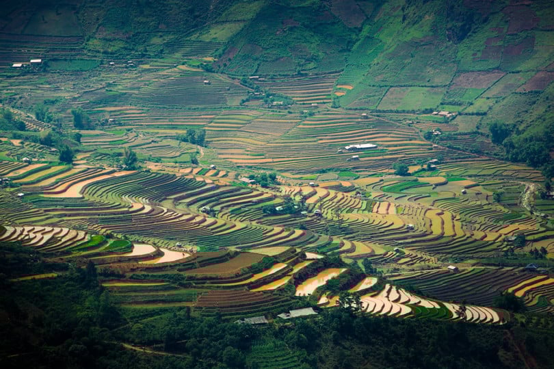 Thời tiết trong mùa nước đổ cũng khá dễ chịu, buổi sáng và trưa nắng nhẹ, chiều thường có mưa rào. Du khách nên lên kế hoạch di chuyển và tham quan vào buổi sáng để có trải nghiệm thuận lợi hơn.