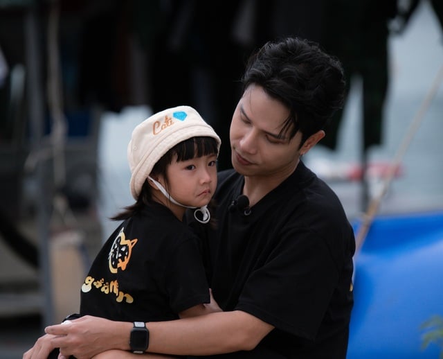 Phan Đinh Tùng, Trung Ruồi cùng các con lần đầu trải nghiệm cuộc sống ngoài đảo- Ảnh 4.