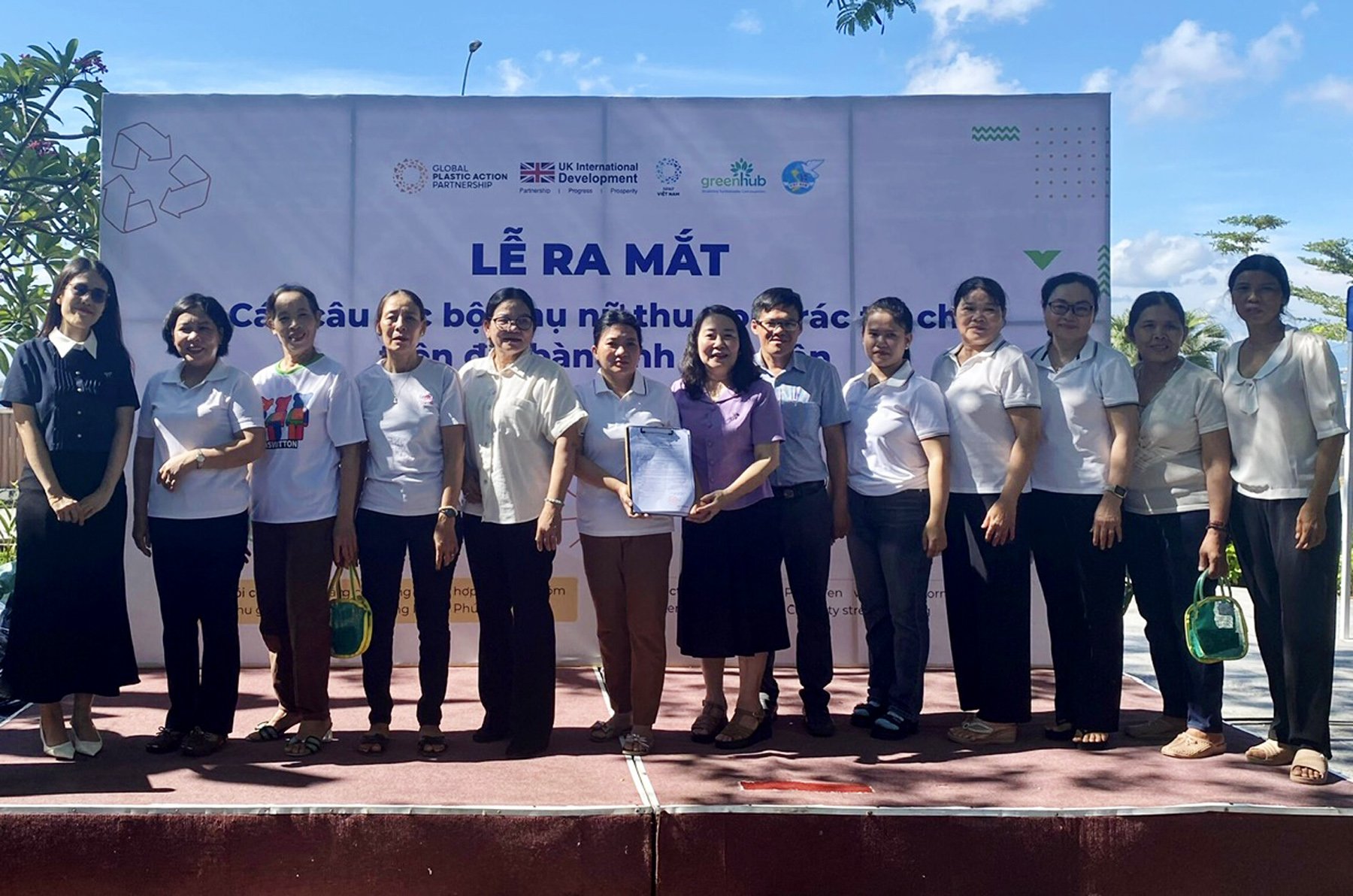 Lãnh đạo Hội LHPN tỉnh trao quyết định thành lập câu lạc bộ Phụ nữ thu gom rác tái chế bảo vệ môi trường. Ảnh: CTV