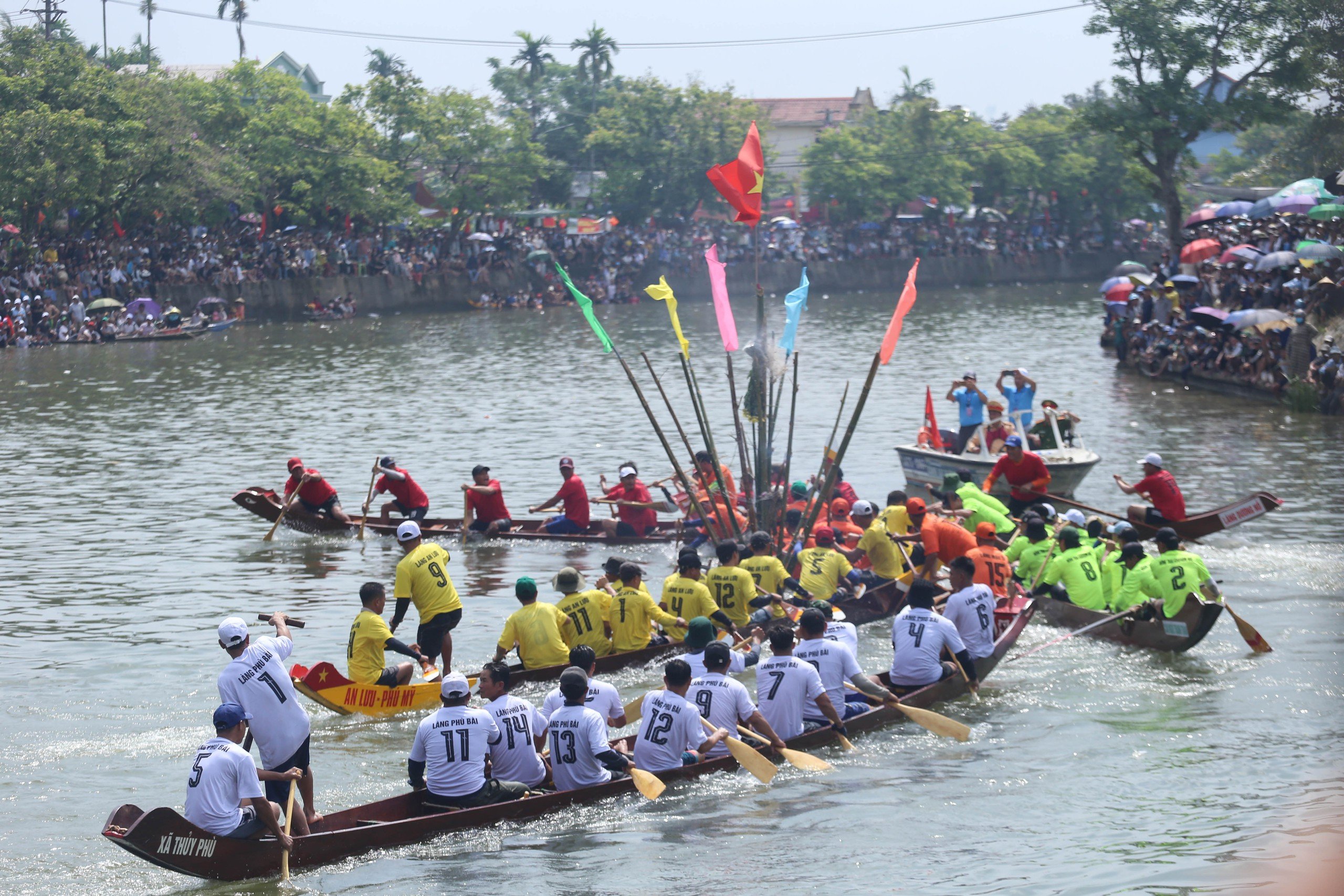 Sôi động giải đua ghe truyền thống tại ngôi làng Bác Hồ từng sống thời niên thiếu- Ảnh 3.