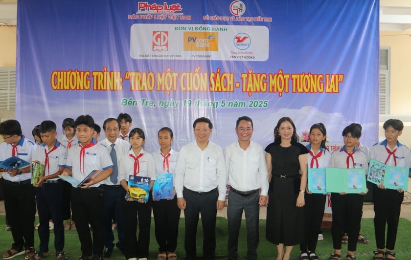 Ban Tổ chức trao tặng sách cho các em học sinh.