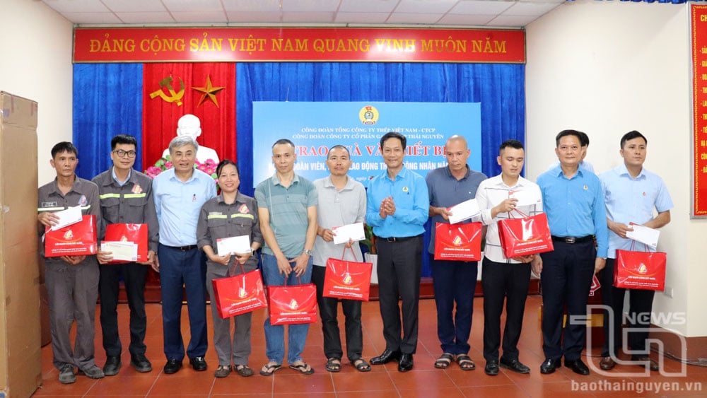 Lãnh đạo Công đoàn Công Thương Việt Nam tặng quà công nhân Nhà máy Luyện thép Lưu Xá (Công ty CP Gang thép Thái Nguyên).