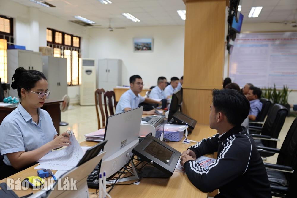 ดำเนินการแก้ไขขั้นตอนการบริหารจัดการให้กับประชาชน ณ สำนักงานที่ดินจังหวัด ภาพประกอบบวนมาทวด
