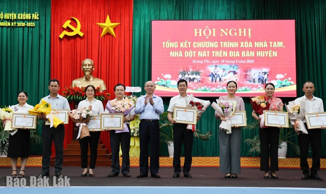 UBND tỉnh tặng bằng khen cho các cá nhân có thành tích xuất sắc trong phong trào thi đua “Chung tay xóa nhà tạm, nhà dột nát” năm 2025.