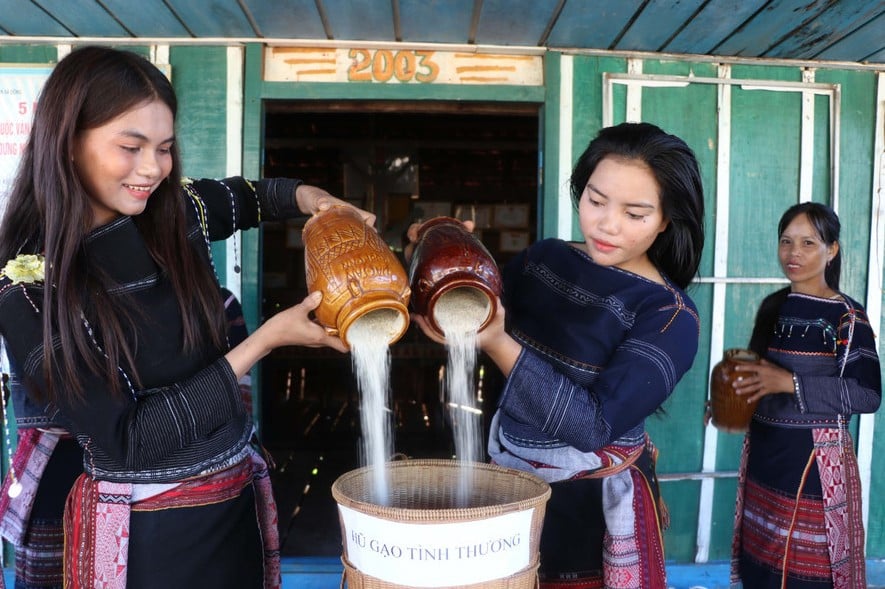 mo-hinh-hu-gao-tinh-thuong-cua-phu-nu-thon-1-xa-dong-kbang-anh-nm.jpg