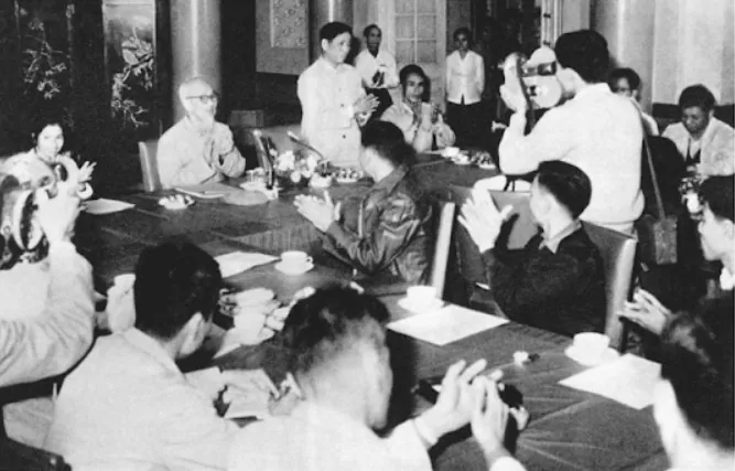 Baác Höì gùåp mùåt cöng nhên, caán böå ngaânh than nùm 1968. Ảnh tư liệu