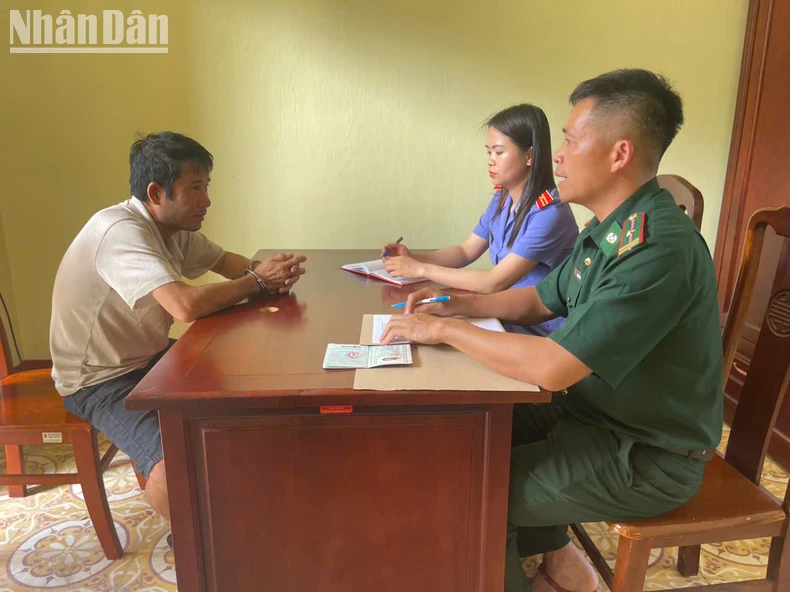 កង​ការពារ​ព្រំដែន​ឡាង​សឺន​រឹបអូស​ផាវ​២០​គីឡូក្រាម​ក្នុង​ឱកាស​ថ្ងៃ​ឈប់​សម្រាក​ថ្ងៃ​ទី​៣០ មេសា និង​ថ្ងៃ​ទី​១ ឧសភា រូបថត​១