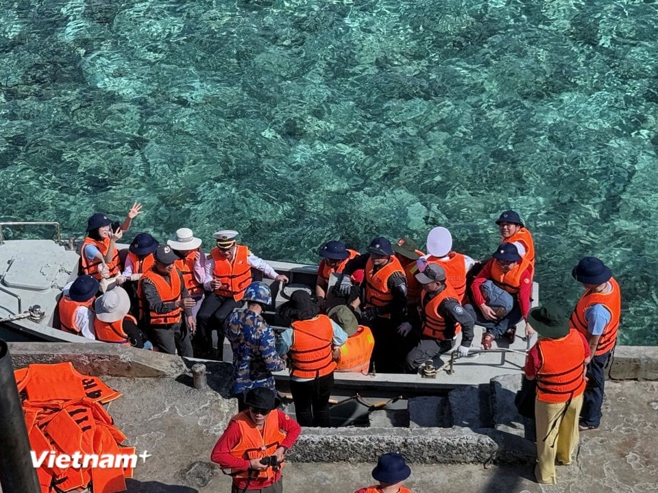 Delegates arrive at Da Thi Island, the first destination of the cruise. (Photo: Huy Khanh/Vietnam+)