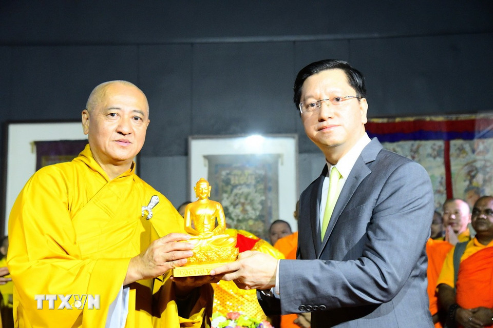 Đại sứ Việt Nam tại Ấn Độ Nguyễn Thanh Hải tại buổi lễ đón nhận và cung rước Xá lợi Đức Phật Thích Ca Mâu Ni từ Ấn Độ về Việt Nam. Ảnh: TTXVN