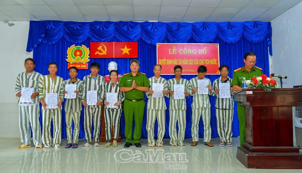 Thượng tá Trần Thanh Xuân, Phó Thủ trưởng thường trực Cơ quan thi hành án hình sự, cơ quan quản lý tạm giam, tạm giữ Công an tỉnh Cà Mau trao Quyết định đặc xá cho các phạm nhân.