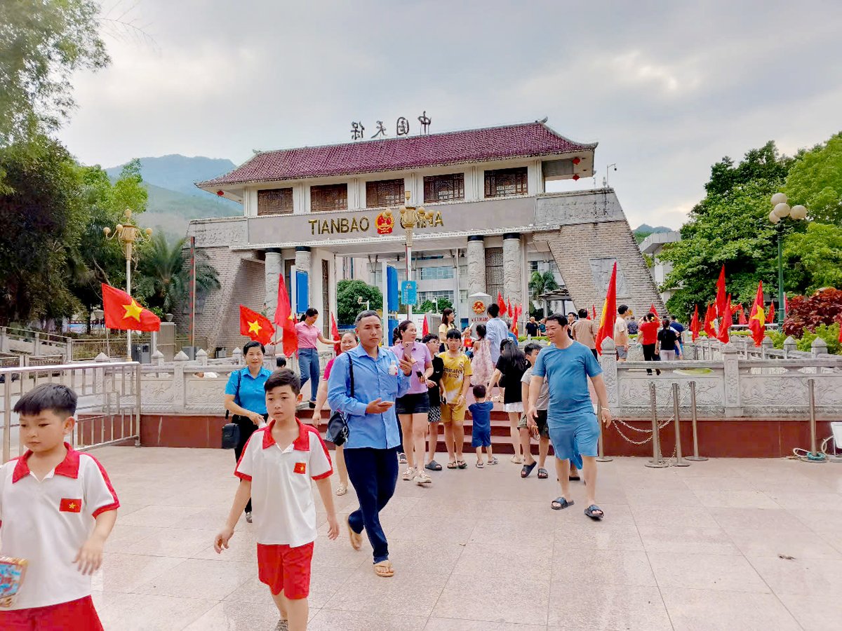Không chỉ tạo điều kiện trong hoạt động xuất khẩu hàng hóa, lực lượng chức năng còn tạo thuận lợi cho Nhân dân lên tham quan cửa khẩu dịp nghỉ lễ 30.4 và 1.5.