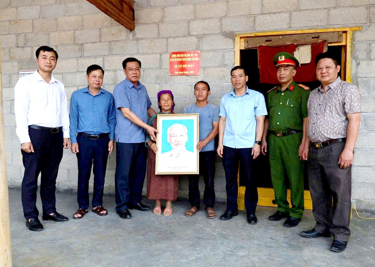 ថ្នាក់ដឹកនាំស្រុក Dong Van ជូនអំណោយដល់គ្រួសារលោកស្រី Vu Thi De ភូមិ Ma Tia ក្រុង Dong Van ដែលជាគ្រួសារក្រីក្រដែលទទួលបានផ្ទះសំបែង។