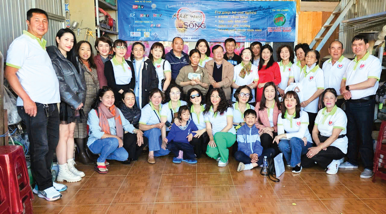 Mr. Luc, members and benefactors presented funding to a poor family with 2 patients suffering from serious illnesses (in Ward 8 - Da Lat City) with a total value of more than 800 million VND from the Aspiration to Live Program.