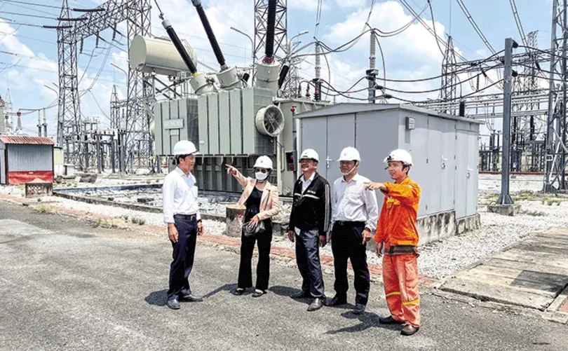 ពិនិត្យមើលខ្សែ 220kV និង 500kV និងស្ថានីយប្លែង
