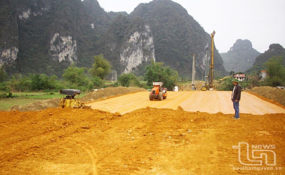 Nhà thầu thực hiện công đoạn san lấp nền đường Dự án đường kết nối ĐT.265 xã Bình Long, huyện Võ Nhai đi Bắc Giang. Ảnh: Vũ Công