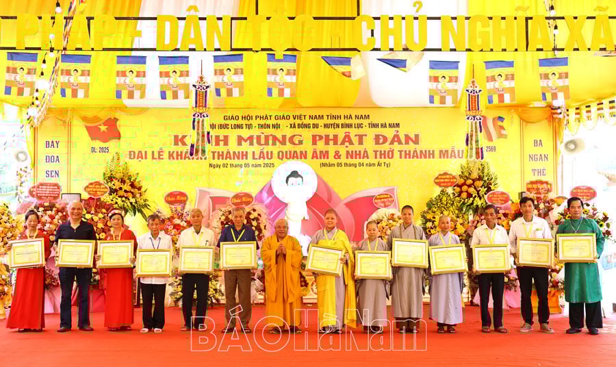 គណៈកម្មាធិការសម្ពោធវត្ត Noi បានប្រារព្ធពិធីសម្ពោធប៉ម Quan Am នៃផ្ទះ Mau។