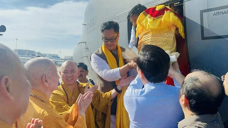 Xá lợi Phật về đến TP.HCM trên chuyên cơ quân sự, người dân có thể bắt đầu chiêm bái từ ngày 3-5 - Ảnh 2.