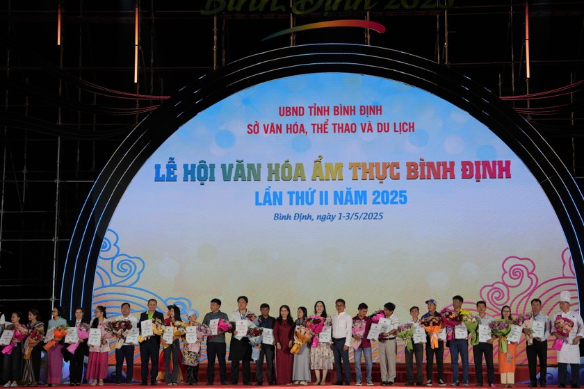 Ban tổ chức tặng hoa và giấy chứng nhận cho các đơn vị tham gia