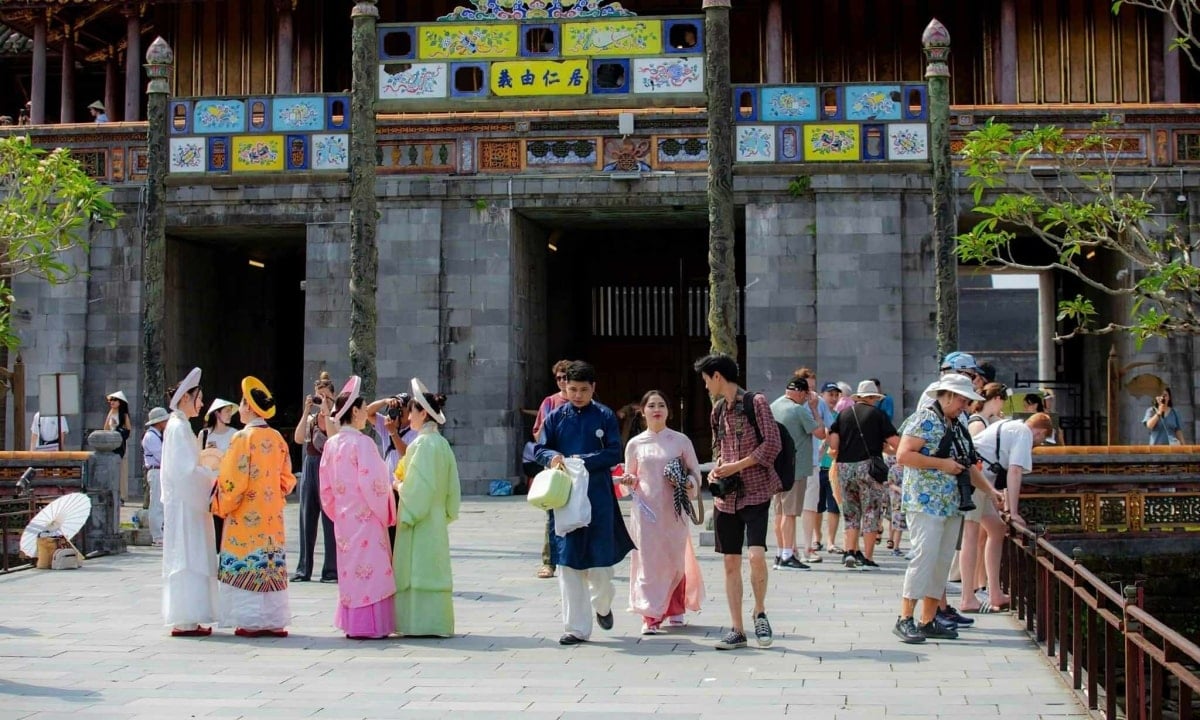 Many provinces and cities welcome a surge in visitors during the holidays