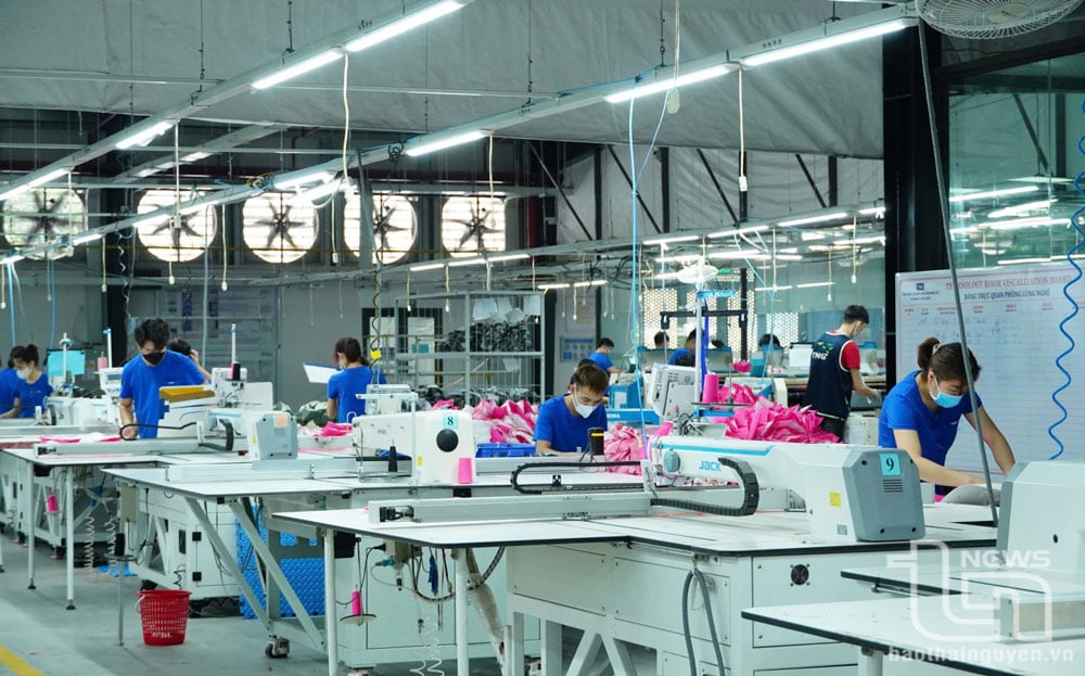 Sản xuất hàng may tại Công ty CP Đầu tư và Thương mại TNG.