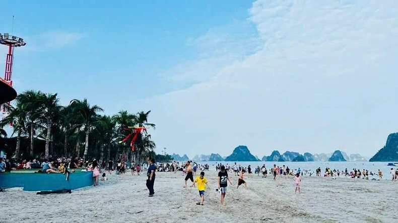 Du lịch tuyến đảo Quảng Ninh hút khách trong kỳ nghỉ lễ ảnh 1